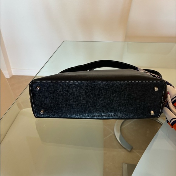 Elegant Black Leather Handbag - Picture 6 of 10